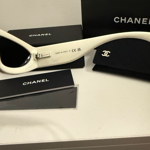 Chanel Cat Eye Sunglasses Black & White CC - Picture 5 of 6